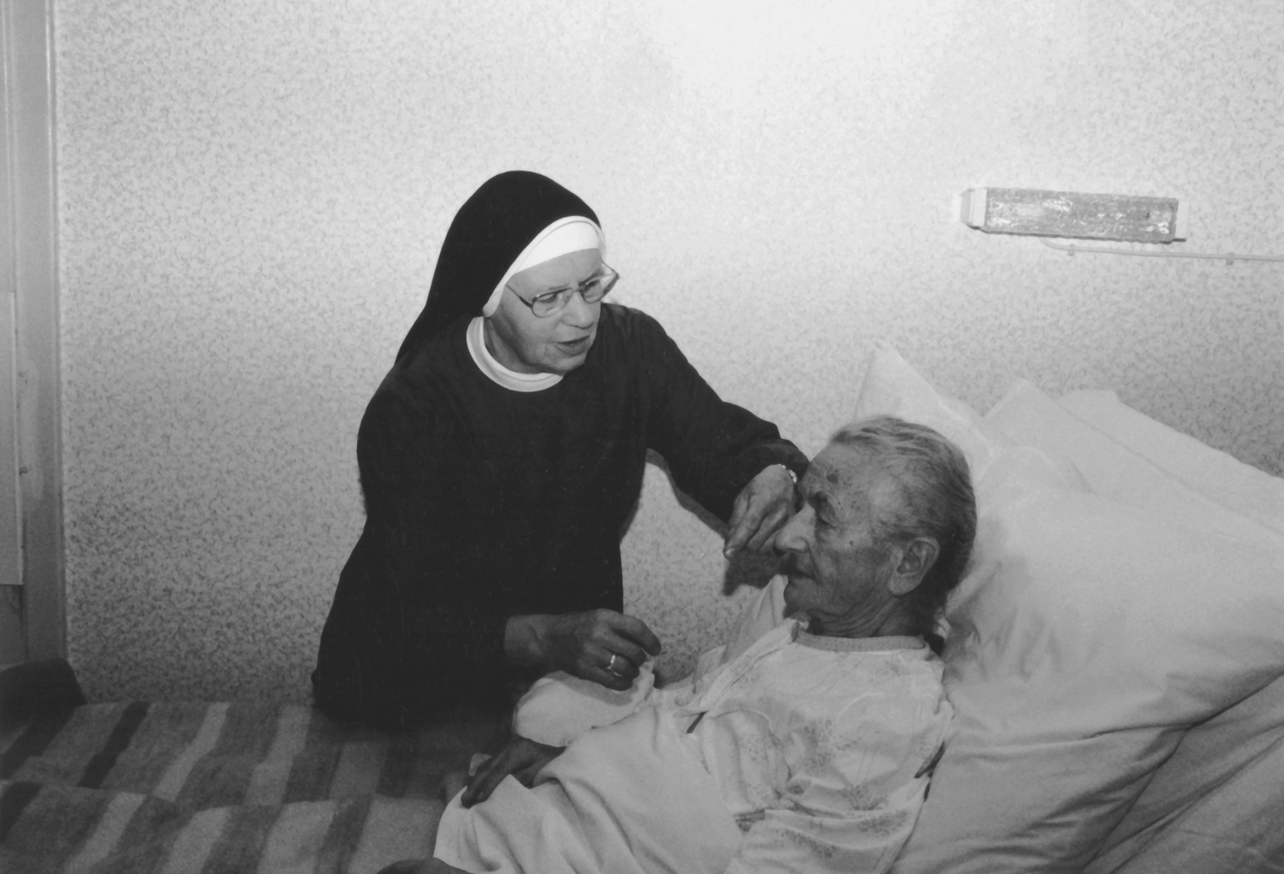 Schwester_mit_Patientin_Bett