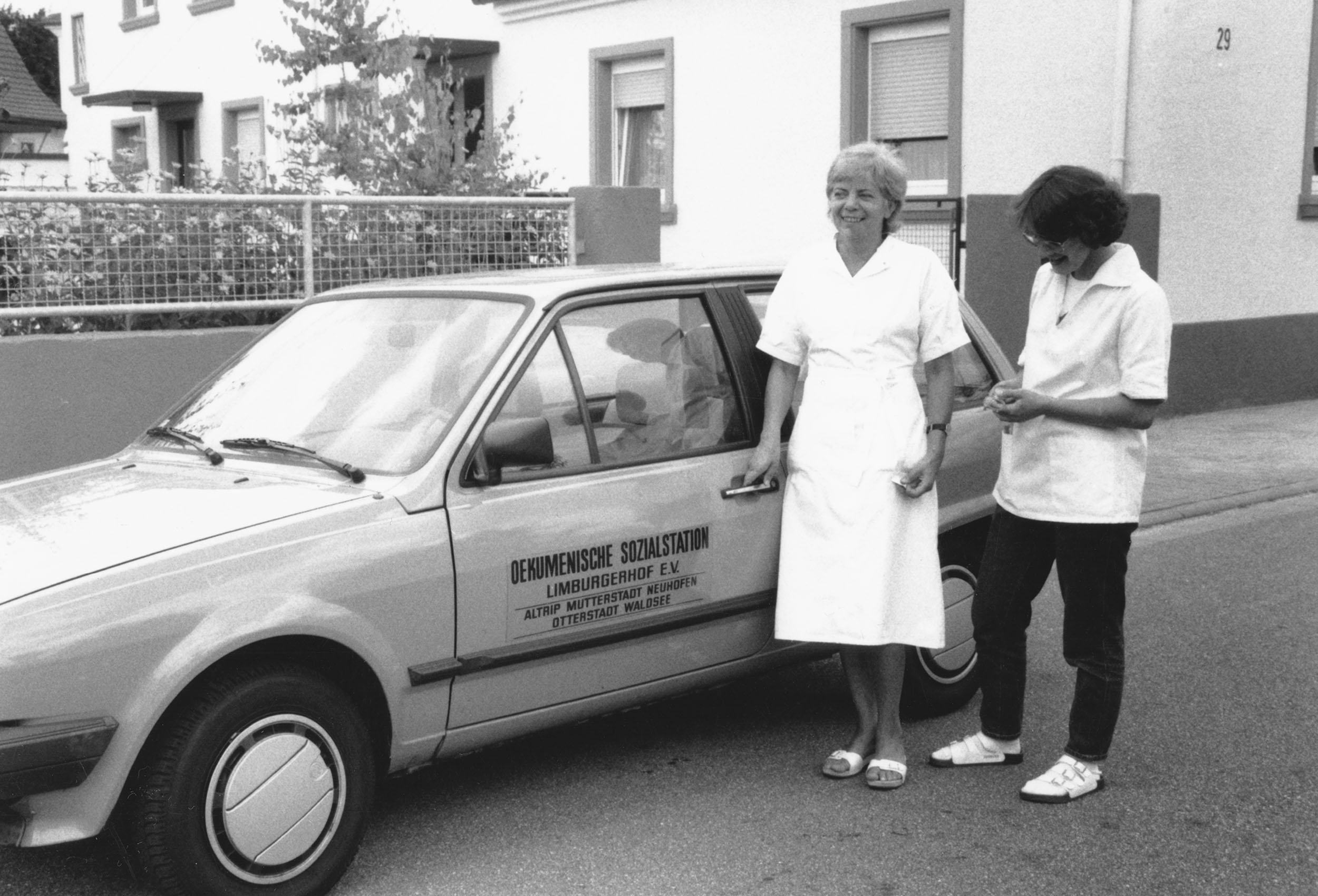 Schwestern vor Auto